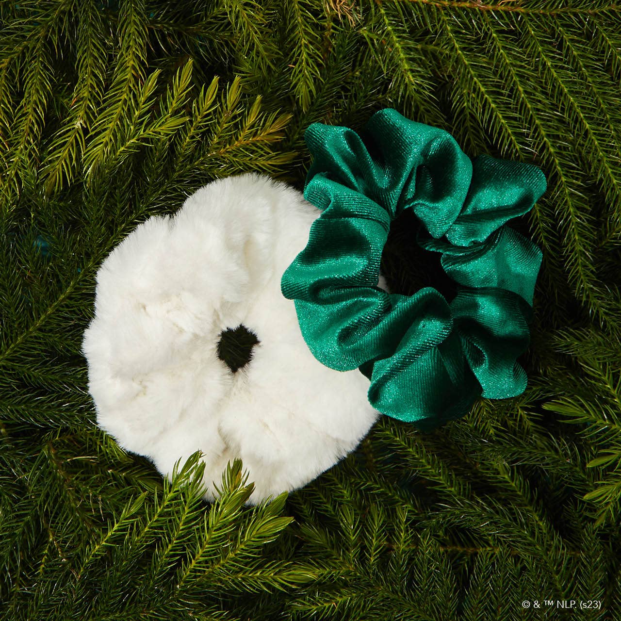 elf x kitsch Scrunchies 2pc - White & Green